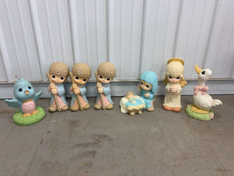 Precious Moments Nativity Scene/Yard Ornaments