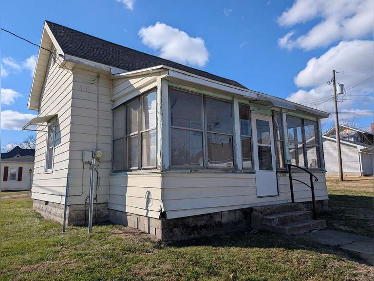 * SOLD * 813 7th Street, Lawrenceville, IL 62439