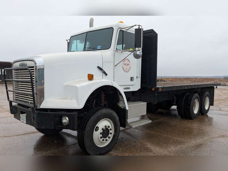 RESERVE HAS BEEN LIFTED - SELLING TO HIGHEST BIDDER - Extra Nice, Low Miles. 2001 Freightliner Model D112066SD, 6X4 / All Wheel Drive,  8'6" x 20' Flat Bed,
