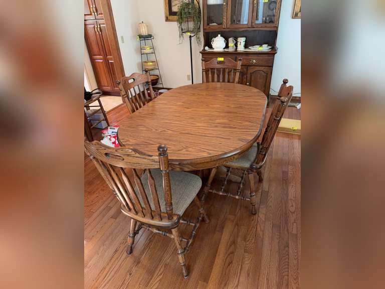 Oval shaped Oak Dining Room table with 2 leaves and 4 matching chairs
