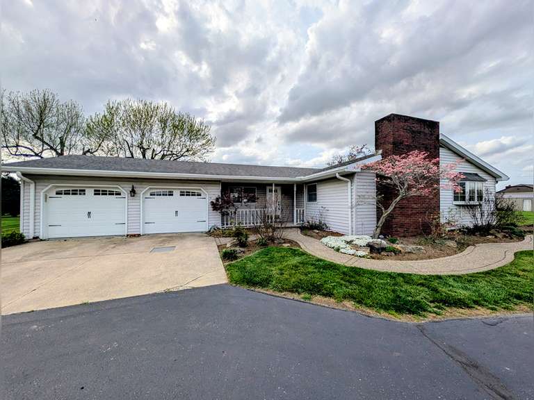 * NEW PRICE * 11364 Cunningham Boulevard, Lawrenceville, IL 62439