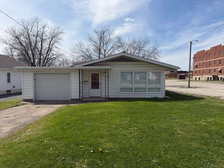 * NEW PRICE* 1701 16th Street, Lawrenceville, IL 62439
