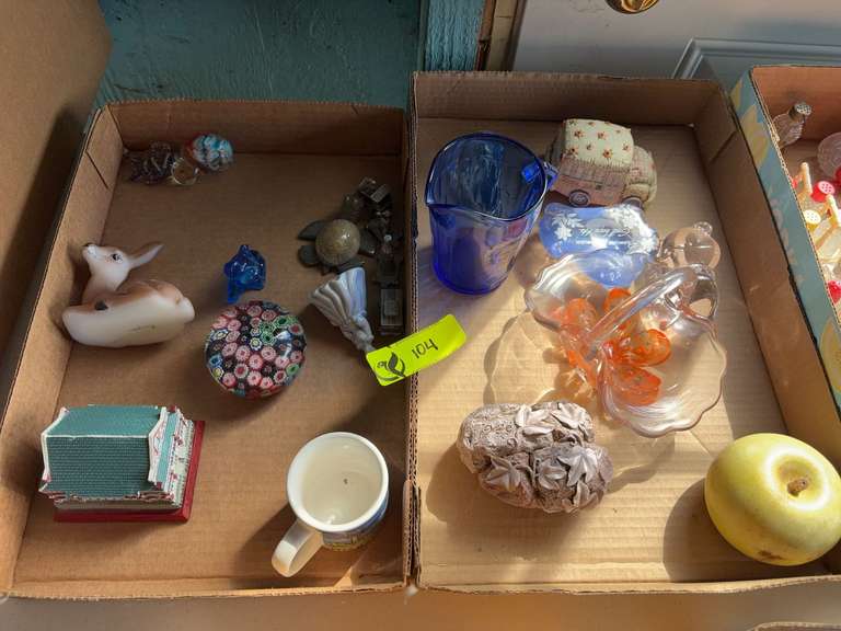 Various decorative pieces