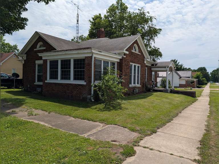 * NEW LISTING * - 501 W. Market Street, Palestine, IL  62451