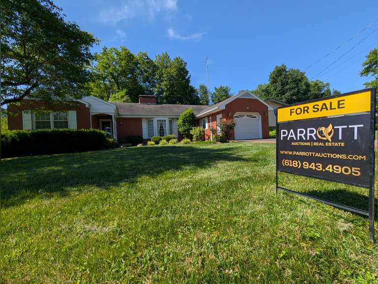 * NEW LISTING * 2204 Sunny Lane, Lawrenceville, IL 62439