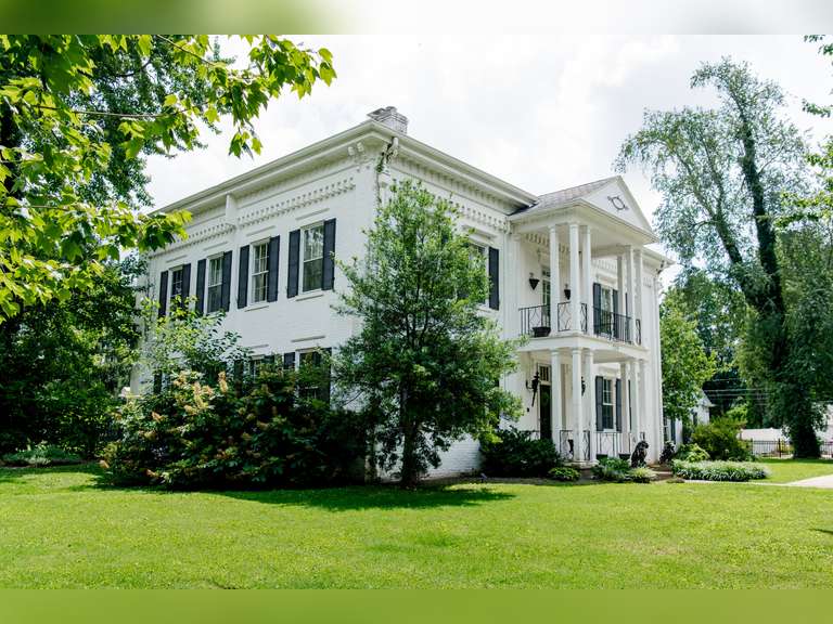 *NEW LISTING* 729 N. Cherry Street, Mount Carmel, IL 62863