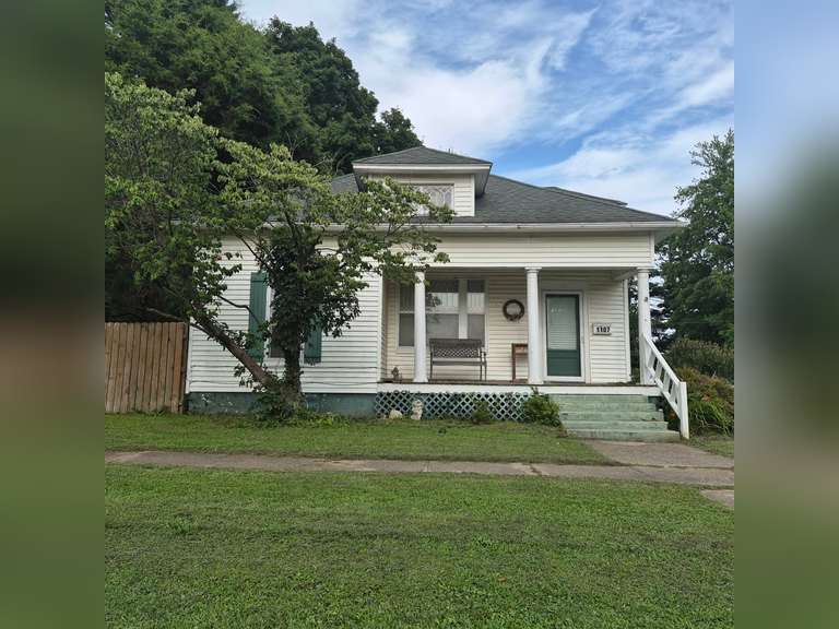 * SOLD* 3 bedroom/1.5 Bath Craftsman Home - Red Hill District