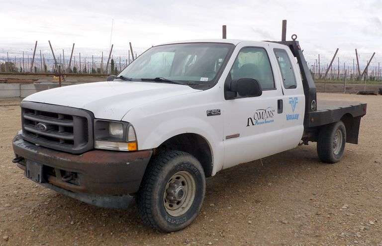 E-173 2004 Ford F-250 Extended Cab Flatbed Pickup