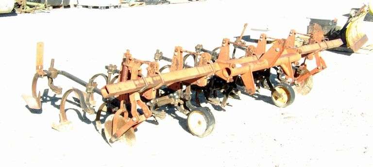 E-1093  International 3-Point Cultivator