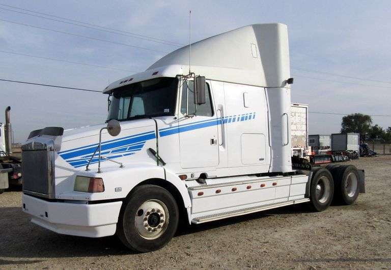 E-1271 1995 Volvo Semi Truck