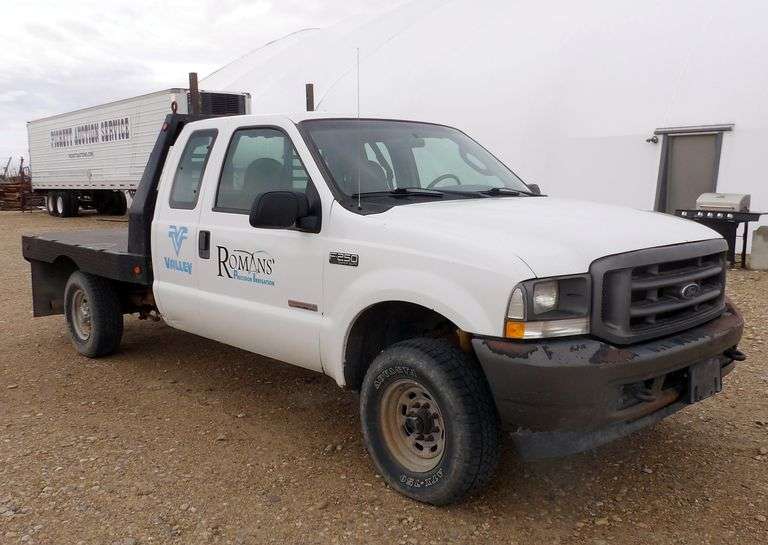 E-173 2004 Ford F-250 Extended Cab Flatbed Pickup
