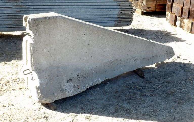E-1123  Jersey Barrier End Cap
