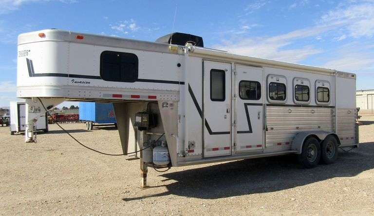 E-660 2001 Cherokee 24' LQ Horse Trailer