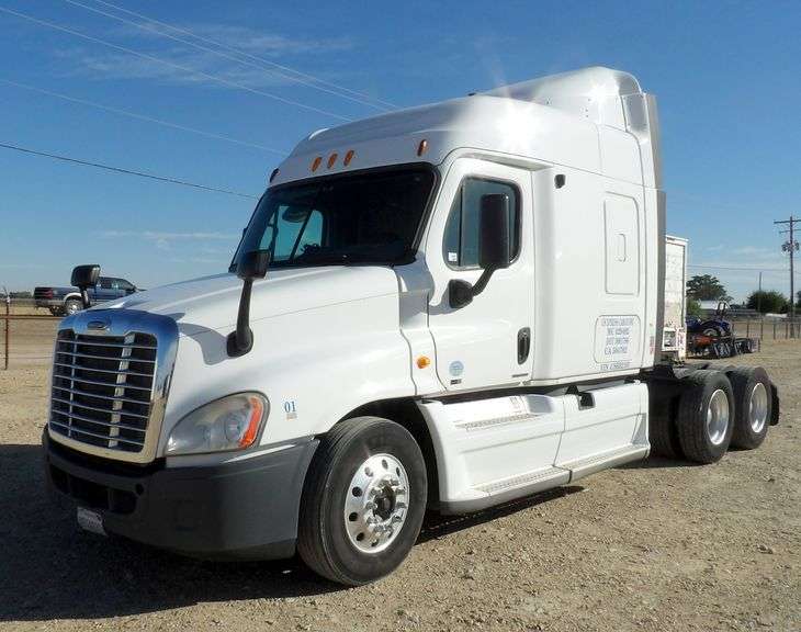 E-424 2012 Freightliner Cascadia Truck Tractor
