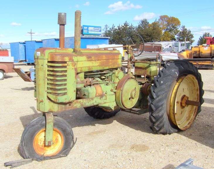 E-1051 1951 John Deere G Tractor