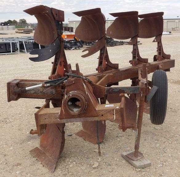 E-704  IH 4 Bottom Roll Over Plow