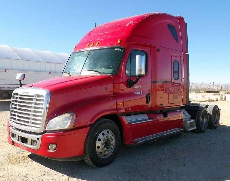 E-707 2010 Freightliner Cascadia Truck Tractor