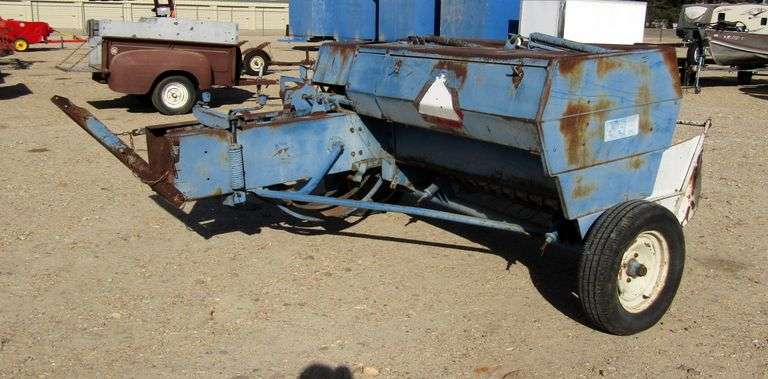 E-909  Ford 530 Baler