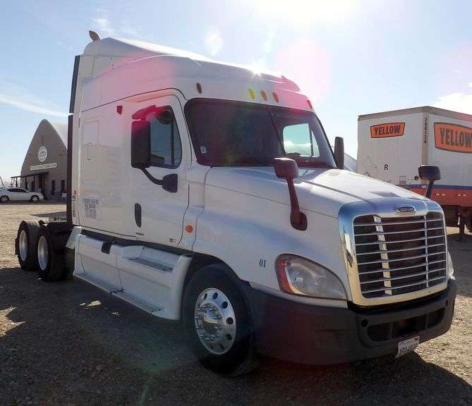 E-424 2012 Freightliner Cascadia Truck Tractor