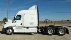 E-424 2012 Freightliner Cascadia Truck Tractor