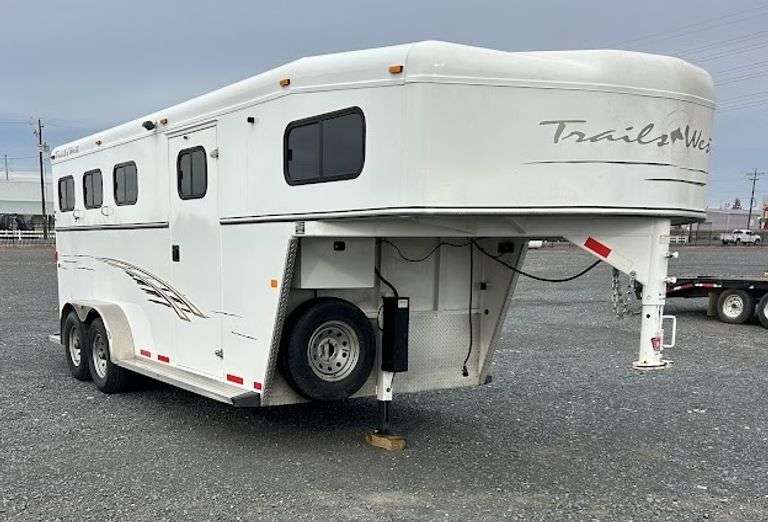 R-119 2010 Trails West Classic Horse Trailer