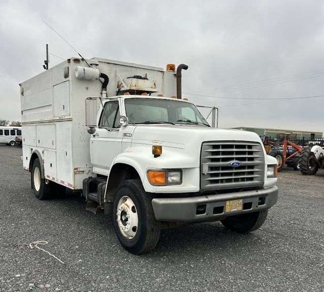 R-323 1995 Ford F800 Service Truck