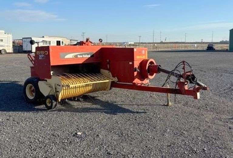 R-129 2004 New Holland 580 Baler