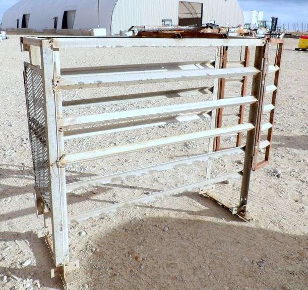 E-1336  Calf Roping Chute