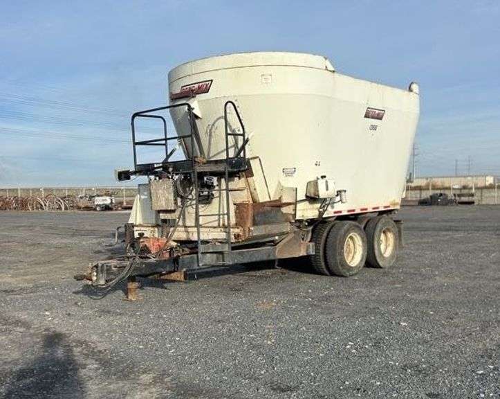 R-263 Roto Mix 1355 Vertical Feeder Mixer Trailer