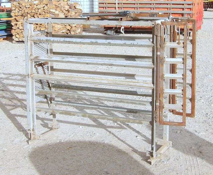 E-1336  Calf Roping Chute