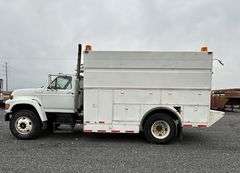 R-323 1995 Ford F800 Service Truck