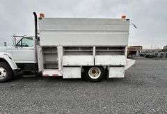 R-323 1995 Ford F800 Service Truck