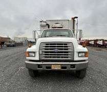 R-323 1995 Ford F800 Service Truck