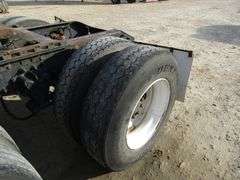 E-1271 1995 Volvo Semi Truck