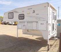 G-738 2004 Artic Fox Pickup Camper
