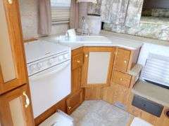 G-738 2004 Artic Fox Pickup Camper