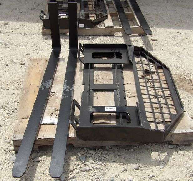 R-1007 Skid Steer Mast & Forks