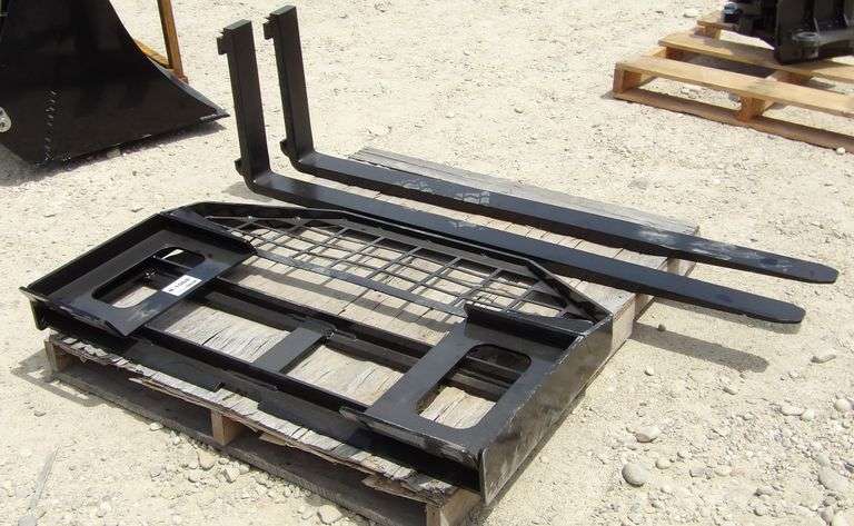 R-1008 Skid Steer Mast & Forks