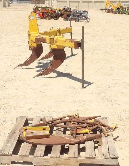 R-844 3-Point V Ripper