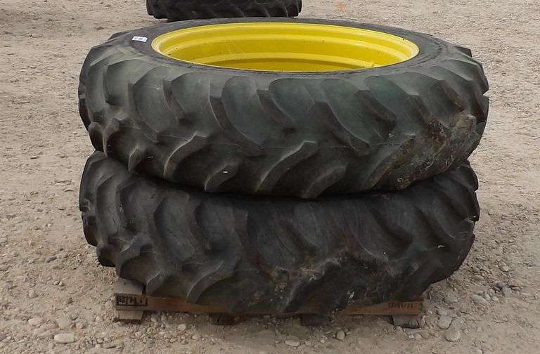 R-882 Kelly-Springfield Tractor Tires & Wheels (2)