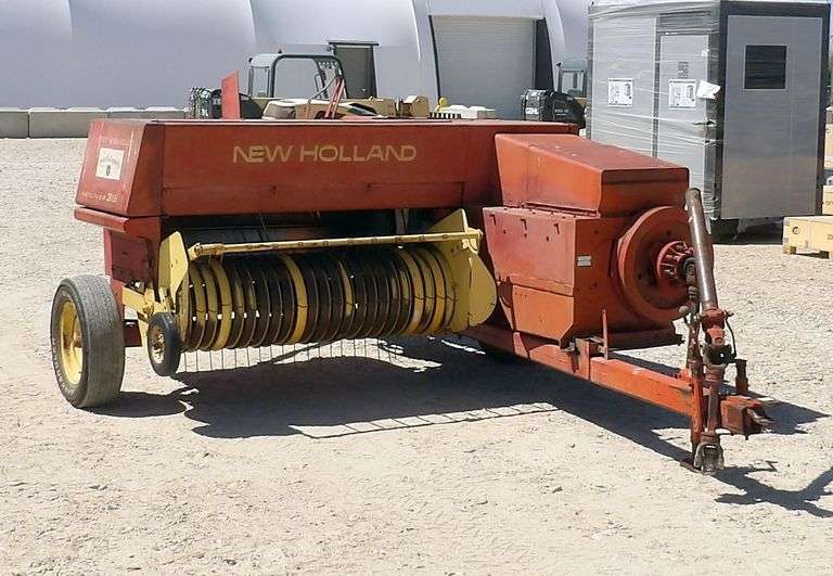 R-832 New Holland Hayliner 315 Baler
