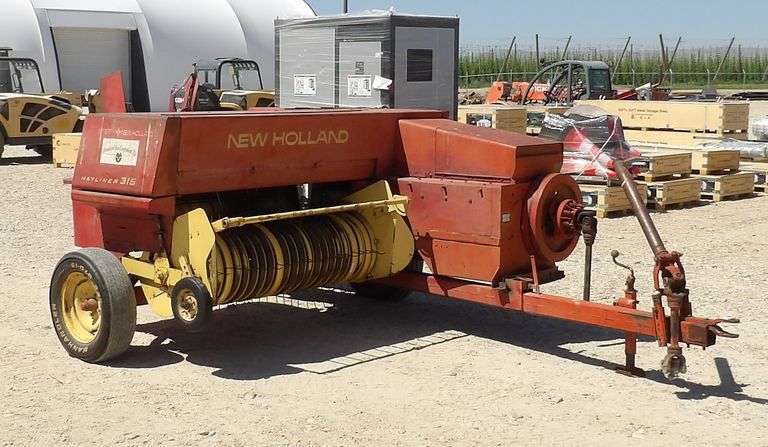 R-832 New Holland Hayliner 315 Baler