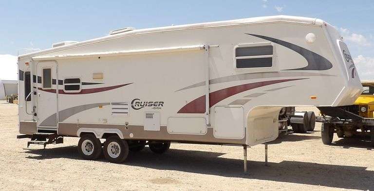 R-590 2005 Cruiser 5th Wheel Travel Trailer