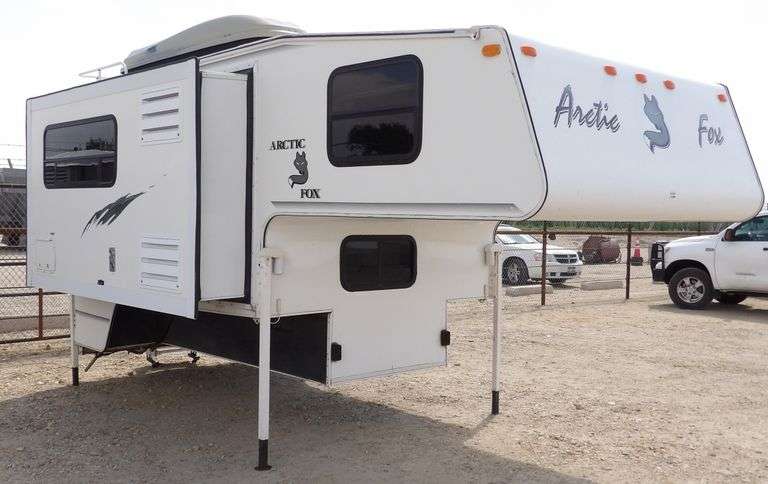 R-592  2002 Artic Fox Pickup Camper