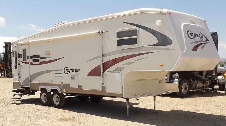 R-590 2005 Cruiser 5th Wheel Travel Trailer