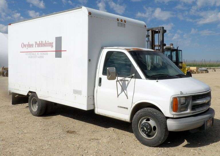 R-619 2002 Chevrolet 3500 Box Van