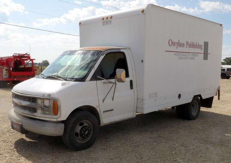 R-619 2002 Chevrolet 3500 Box Van