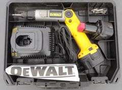 R-821 Dewalt Radio & Screwdriver
