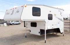 R-592  2002 Artic Fox Pickup Camper