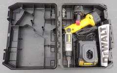 R-821 Dewalt Radio & Screwdriver